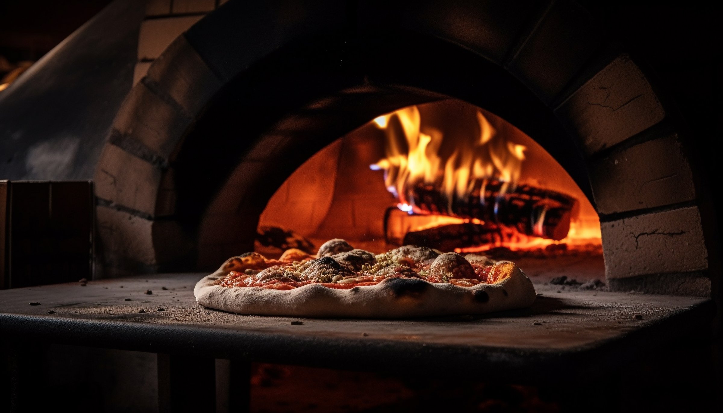 Pizza au feu de bois, mozzarella fondante et basilic frais